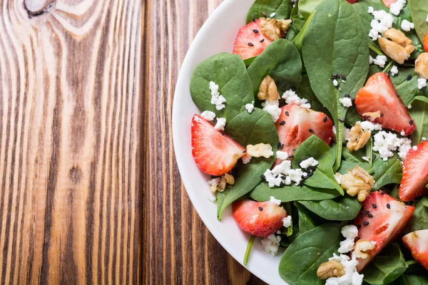 Erdbeersalat Mit Spinat Käse Und Walnuss Gesunde Ernährung — Stockfoto