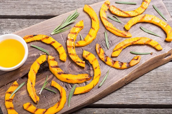 Biberiye ve ballı kızarmış kabak. Sağlıklı sonbahar gıda