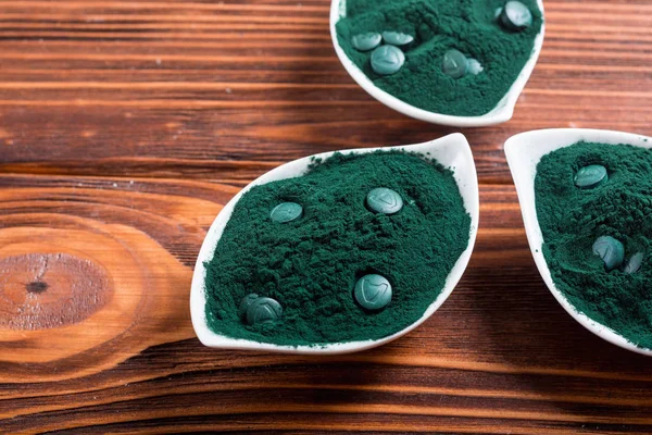 Malda Spirulina Och Spirulina Piller Hälsosam Vegansk Superfood Bakgrund — Stockfoto