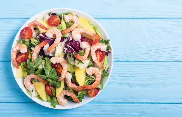 Karides salata karışımı, avokado ve kiraz domates. Sağlıklı gıda arka plan