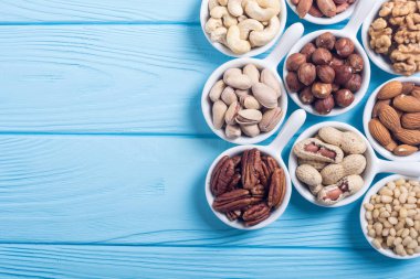 Fındık karışımı: antep fıstığı, badem, ceviz, çam fıstığı, fındık ve kaju. Kase backgrond içinde snack