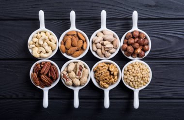 Fındık karışımı: antep fıstığı, badem, ceviz, çam fıstığı, fındık ve kaju. Kase backgrond içinde snack