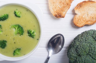 Kase taze brokoli krem çorbası. Sağlıklı vejetaryen yemek