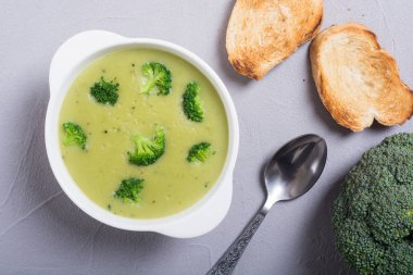 Kase taze brokoli krem çorbası. Sağlıklı vejetaryen yemek