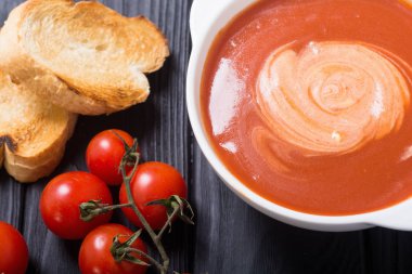 Kase taze domates krem çorbası. Sağlıklı vejetaryen yemek