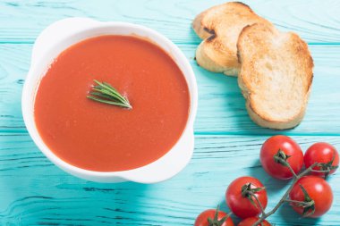 Kase taze domates krem çorbası. Sağlıklı vejetaryen yemek