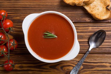 Kase taze domates krem çorbası. Sağlıklı vejetaryen yemek