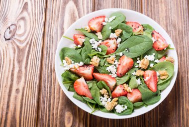 Ispanak, peynir ve ceviz çilek salatası. Sağlıklı gıda