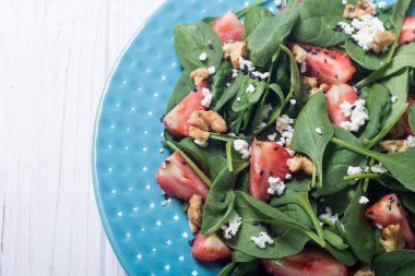 Ispanak, peynir ve ceviz çilek salatası. Sağlıklı gıda