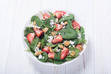 Ispanak, peynir ve ceviz çilek salatası. Sağlıklı gıda