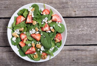 Ispanak, peynir ve ceviz çilek salatası. Sağlıklı gıda