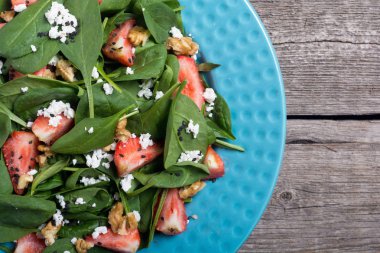 Ispanak, peynir ve ceviz çilek salatası. Sağlıklı gıda