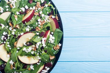 Elma, peynir, ceviz ve kurutulmuş kızılcık sonbahar ıspanak salatası. Sağlıklı vejetaryen yemek