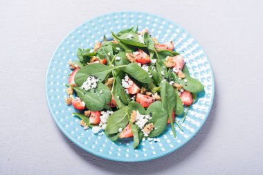 Ispanak, peynir ve ceviz çilek salatası. Sağlıklı gıda