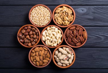 Fındık karışımı: antep fıstığı, badem, ceviz, çam fıstığı, fındık ve kaju. Kase backgrond içinde snack