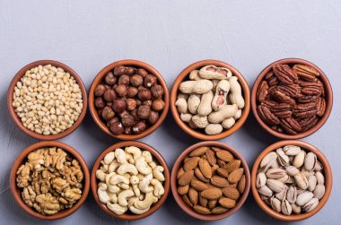 Fındık karışımı: antep fıstığı, badem, ceviz, çam fıstığı, fındık ve kaju. Kase backgrond içinde snack