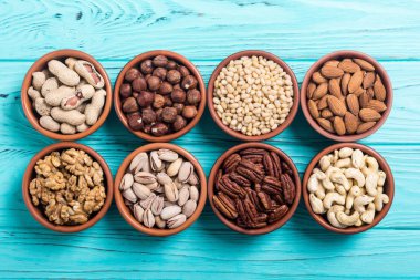 Fındık karışımı: antep fıstığı, badem, ceviz, çam fıstığı, fındık ve kaju. Kase backgrond içinde snack