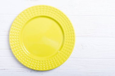 Ahşap masa boş sarı plaka. Üstten görünüm arka plan