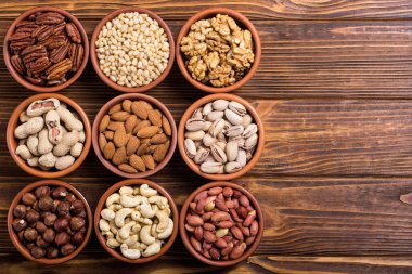 Fındık karışımı: antep fıstığı, badem, ceviz, çam fıstığı, fındık ve kaju. Kase backgrond içinde snack