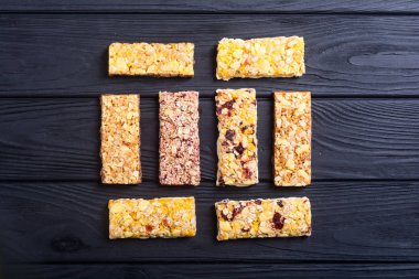 Sağlıklı ev yapımı atıştırmalık kahvaltı. Granola barlar. Yiyecek vegan enerji arka plan