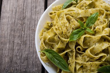 Yeşil sosu pesto ile makarna tagliatelle. İtalyan yemeği arka plan