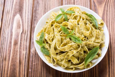 Yeşil sosu pesto ile makarna tagliatelle. İtalyan yemeği arka plan