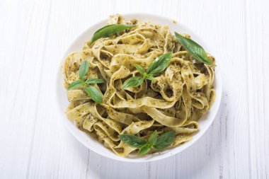 Yeşil sosu pesto ile makarna tagliatelle. İtalyan yemeği arka plan
