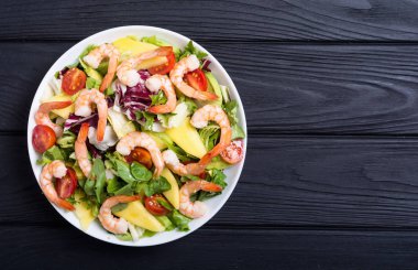 Karides salata karışımı, avokado ve kiraz domates. Sağlıklı gıda arka plan