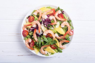Karides salata karışımı, avokado ve kiraz domates. Sağlıklı gıda arka plan