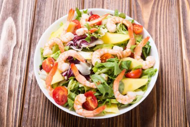 Karides salata karışımı, avokado ve kiraz domates. Sağlıklı gıda arka plan