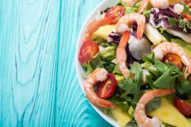 Karides salata karışımı, avokado ve kiraz domates. Sağlıklı gıda arka plan