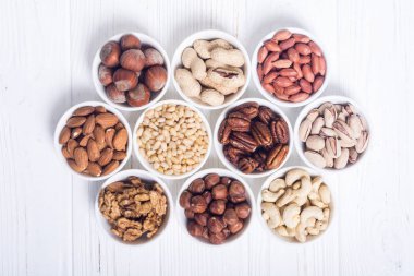 Fındık karışımı: antep fıstığı, badem, ceviz, çam fıstığı, fındık ve kaju. Kase backgrond içinde snack