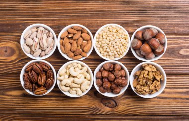 Fındık karışımı: antep fıstığı, badem, ceviz, çam fıstığı, fındık ve kaju. Kase backgrond içinde snack