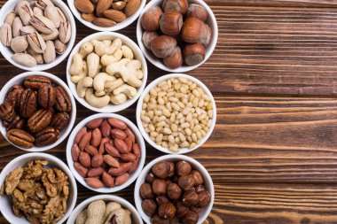 Fındık karışımı: antep fıstığı, badem, ceviz, çam fıstığı, fındık ve kaju. Kase backgrond içinde snack