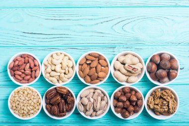 Fındık karışımı: antep fıstığı, badem, ceviz, çam fıstığı, fındık ve kaju. Kase backgrond içinde snack