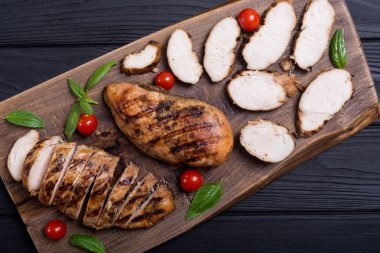 Izgara tavuk göğsü (fileto) fesleğen ve domates ile. Barbekü arka plan