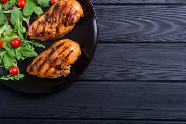 Izgara tavuk spinath ve domates salatası ile. Barbekü gıda arka plan