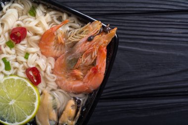 Karides ve mssels ile anlık erişte çorbası. Asya gıda