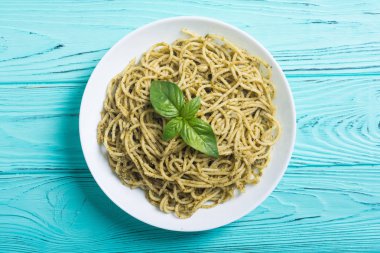 Makarna spagetti sosu pesto ile. İtalyan yemeği arka plan