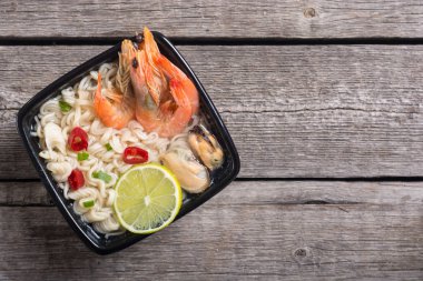 Karides ve mssels ile anlık erişte çorbası. Asya gıda