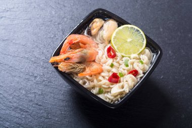 Karides ve mssels ile anlık erişte çorbası. Asya gıda