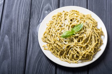 Makarna spagetti sosu pesto ile. İtalyan yemeği arka plan