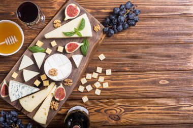 Peygamberli ile peynir brie, parmesan, camembert ve dorblu. Gıda ahşap tahta üzerinde