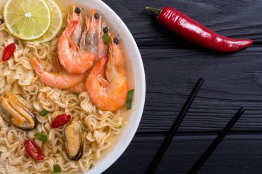 Karides ve mssels ile anlık erişte çorbası. Asya gıda