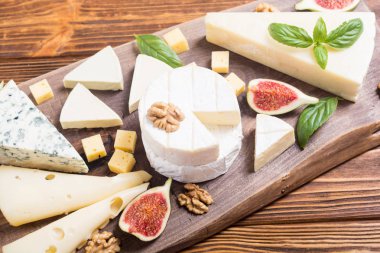 Peygamberli ile peynir brie, parmesan, camembert ve dorblu. Gıda ahşap tahta üzerinde