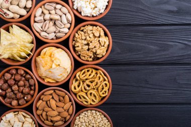 Aperatifler karışımı: simit, kraker, cips, Kuruyemiş ve cips