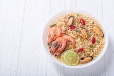 Karides ve mssels ile anlık erişte çorbası. Asya gıda