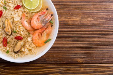 Karides ve mssels ile anlık erişte çorbası. Asya gıda