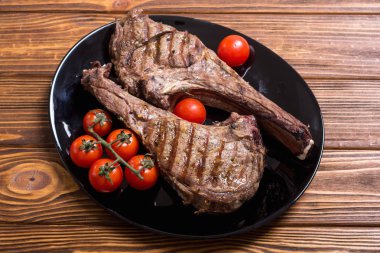 Izgara sığır eti tomahawk biftek. Barbekü gıda arka planda plaka