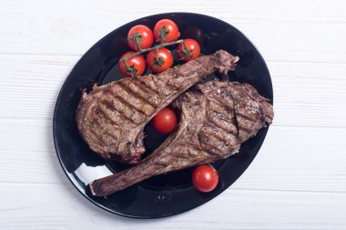 Izgara sığır eti tomahawk biftek. Barbekü gıda arka planda plaka